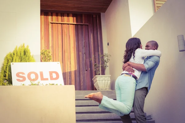 Casal feliz depois de comprar nova casa — Fotografia de Stock