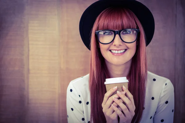 Sonriente mujer hipster bebiendo café — Foto de Stock