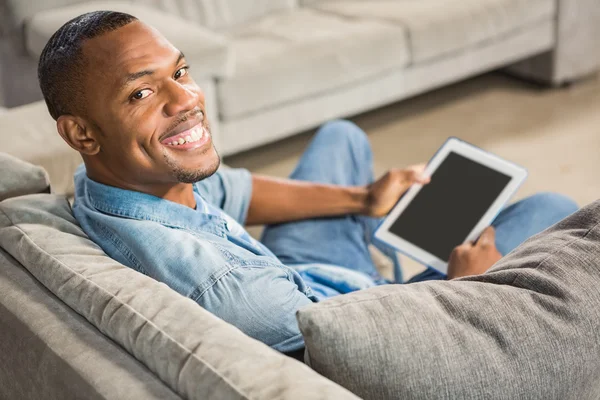 Sopra la spalla vista di uomo casuale utilizzando tablet — Foto Stock