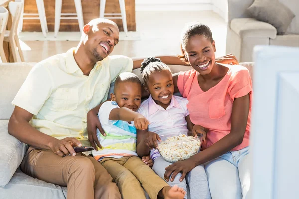 Tv izlerken dört kişilik bir aile portresi — Stok fotoğraf