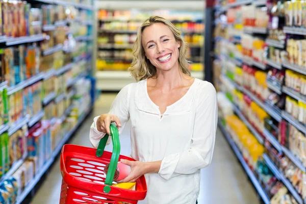 Nő vásárol élelmiszer és mosolyogva a kamera — Stock Fotó