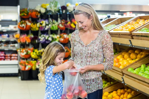 Mãe e filha escolhendo maçã — Fotografia de Stock