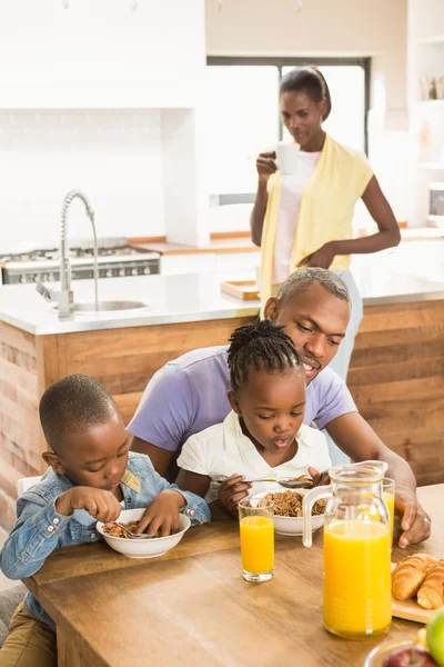 Casual família feliz tomando café da manhã — Fotografia de Stock