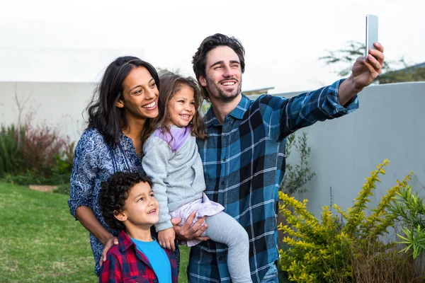 Familia sonriente tomando selfie —  Fotos de Stock