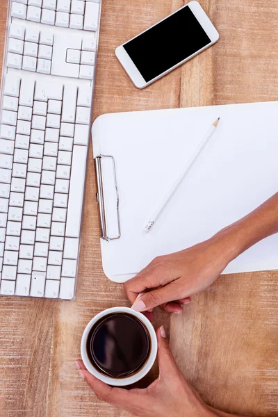 Femme d'affaires tenant tasse de café noir — Photo