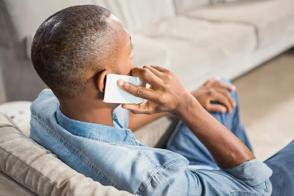 Översikt över axeln av casual man använder smartphone — Stockfoto