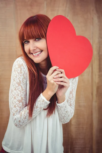 Donna hipster sorridente con un grande cuore rosso — Foto Stock