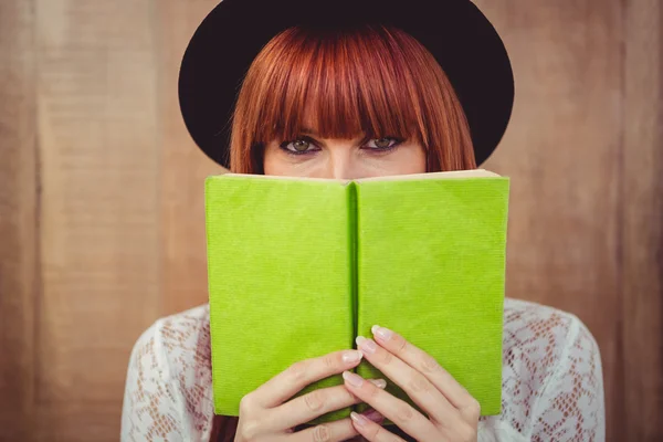 Hipster vrouw achter een boek — Stockfoto