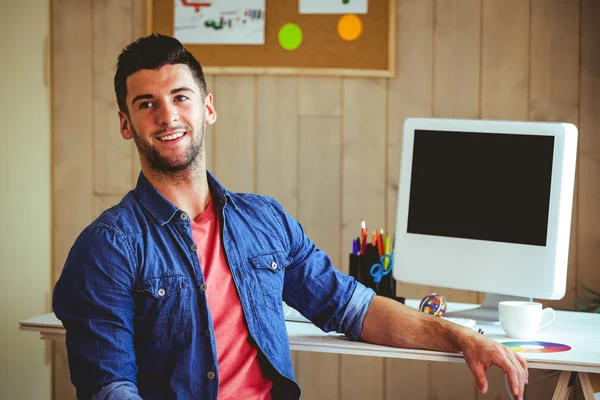 Knappe hipster werken bij receptie — Stockfoto