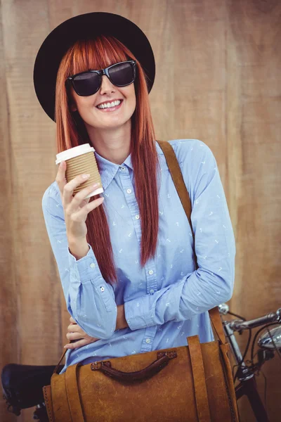 Sonriente mujer hipster bebiendo café — Foto de Stock