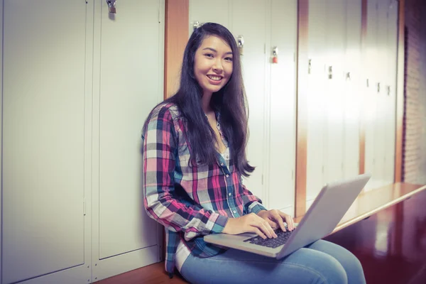 Uśmiechający się student siedzi przy komputerze — Zdjęcie stockowe