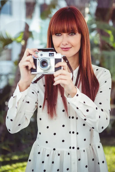 Aantrekkelijke hipster vrouw met behulp van oude ouderwetse camera — Stockfoto