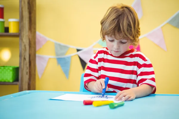 Sonriente niño colorear un poco de papel —  Fotos de Stock