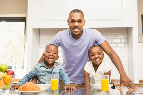 Казуальная счастливая семья, завтракающая — стоковое фото