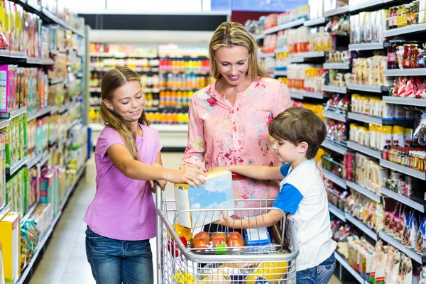 Anya és a gyerekek a szupermarketben — Stock Fotó