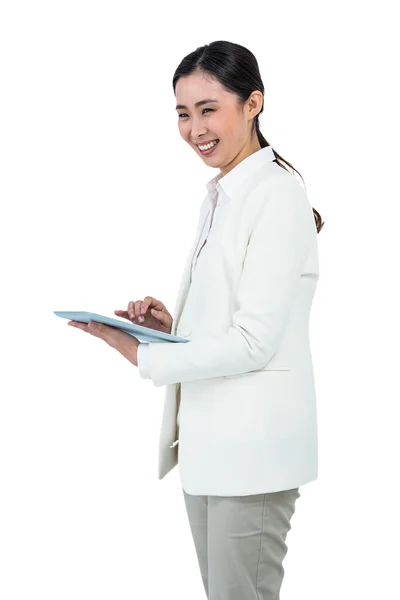 Empresária sorridente usando seu tablet — Fotografia de Stock