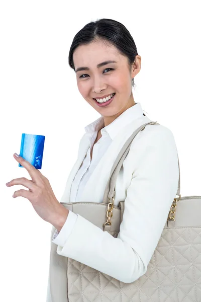 Mulher sorridente com um cartão de crédito na mão — Fotografia de Stock