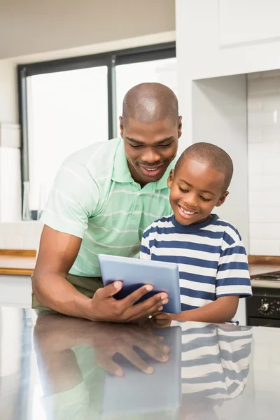 Vater benutzt Tablet mit seinem Sohn — Stockfoto