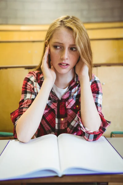 Estudante preocupado estudando no caderno — Fotografia de Stock