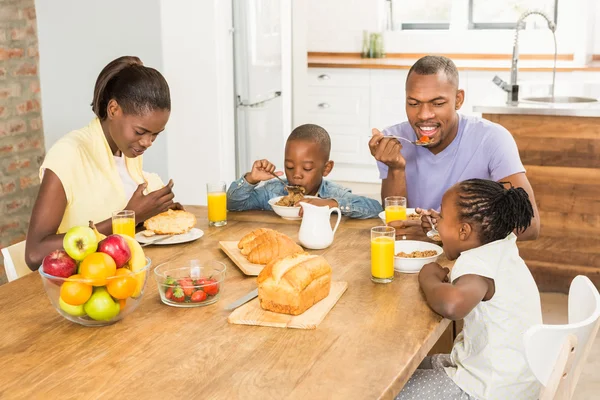 Famiglia felice casuale che fa colazione — Foto Stock