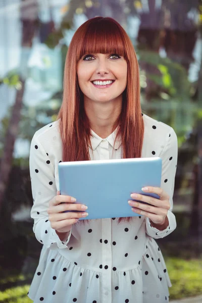 Attraente donna hipster utilizzando tablet — Foto Stock