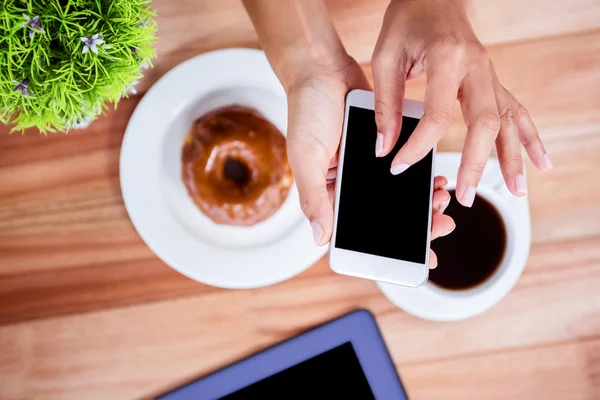 Sobrecarga de manos femeninas usando smartphone — Foto de Stock