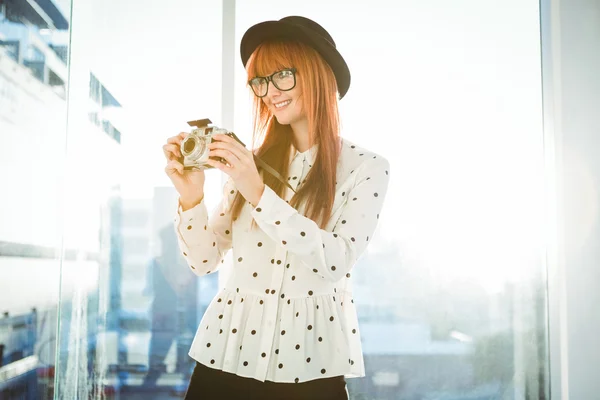 Retrato de mulher hipster sorridente — Fotografia de Stock