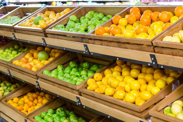 Rak sayuran di supermarket — Stok Foto