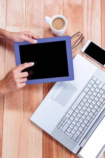 Overhead van vrouwelijke handen met behulp van Tablet PC — Stockfoto