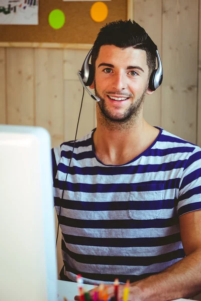 Schöner Hipster, der am Schreibtisch arbeitet — Stockfoto