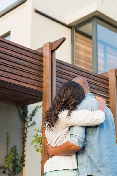 Couple with arms above after buying house — Stock Photo, Image