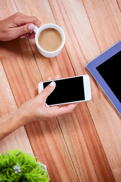 Sobrecarga de la mano femenina usando smartphone — Foto de Stock