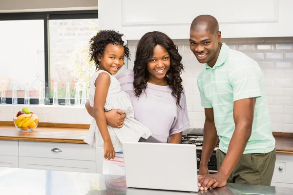 Familia feliz usando el ordenador portátil — Foto de Stock