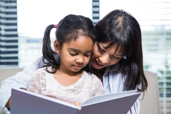 Mutlu anne kızıyla birlikte kitap okumak — Stok fotoğraf