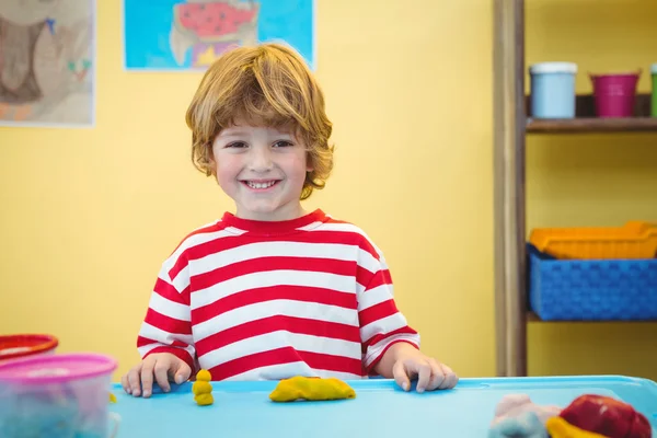 Niño feliz con modelado de arcilla — Foto de Stock