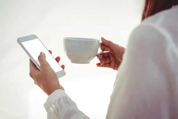 Mulher com cabelo vermelho usando smartphone — Fotografia de Stock