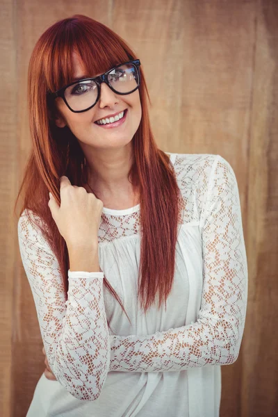 Hipster vrouw poseren gezicht naar de camera glimlachen — Stockfoto