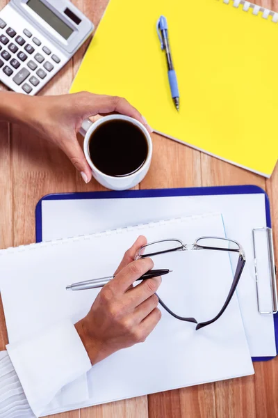 Teil der Hände, die Notizen machen — Stockfoto