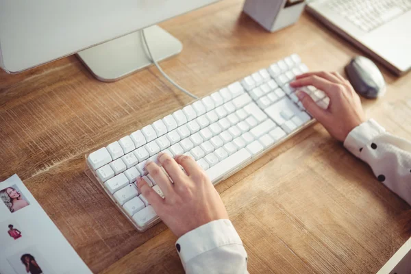 Imagem cortada de mulher digitando no teclado — Fotografia de Stock