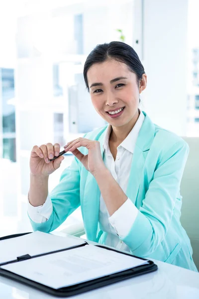 Happy affärskvinna sitter ner — Stockfoto