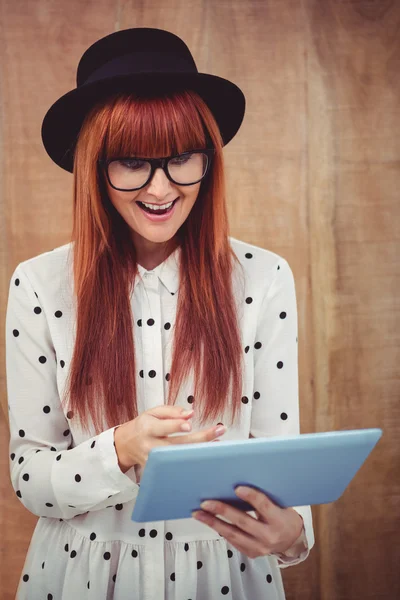 Sorrindo mulher hipster usando seu tablet — Fotografia de Stock