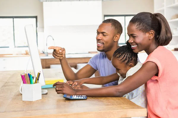 Sorrindo família casual em um computador — Fotografia de Stock