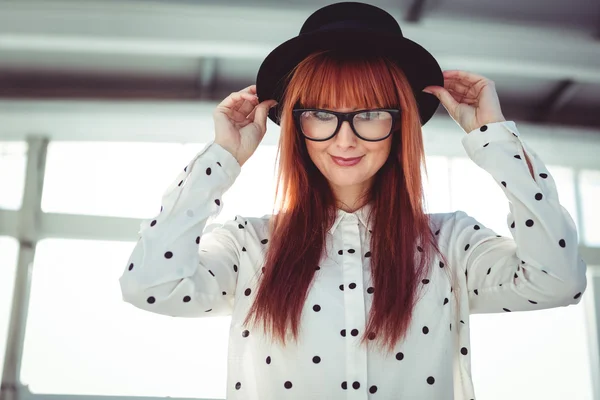 Mulher hipster sorridente atraente com chapéu — Fotografia de Stock