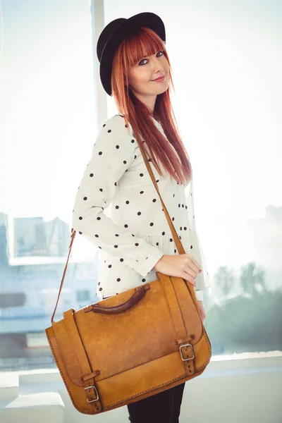 Portrait d'une femme hipster souriante avec un sac — Photo