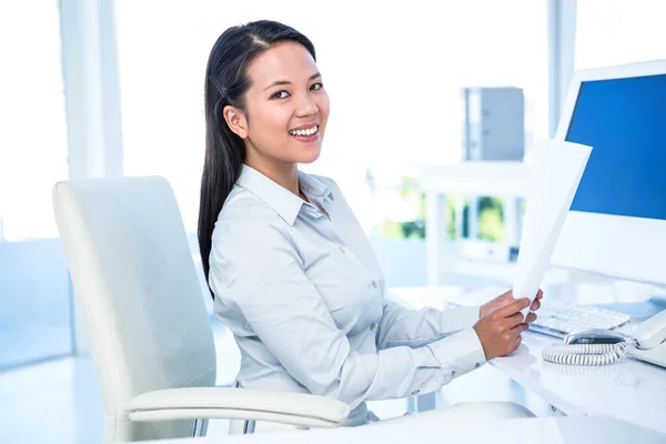 Sorrindo empresária segurando documento — Fotografia de Stock