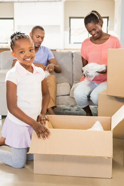 Familie packt im neuen Zuhause aus — Stockfoto