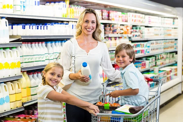 Porträtt av vackra mamma med sina barn — Stockfoto