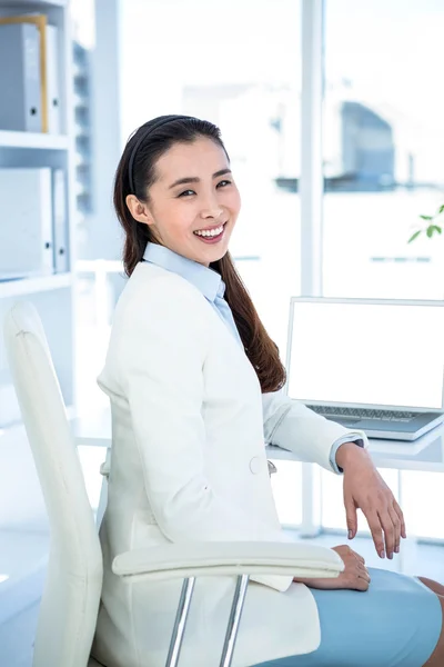 Smiling businesswoman posing for camera — Stock Photo, Image