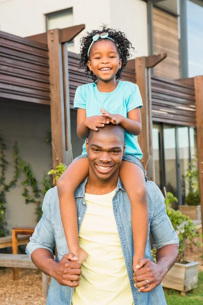 Lachende vader dochter geven een piggyback — Stockfoto