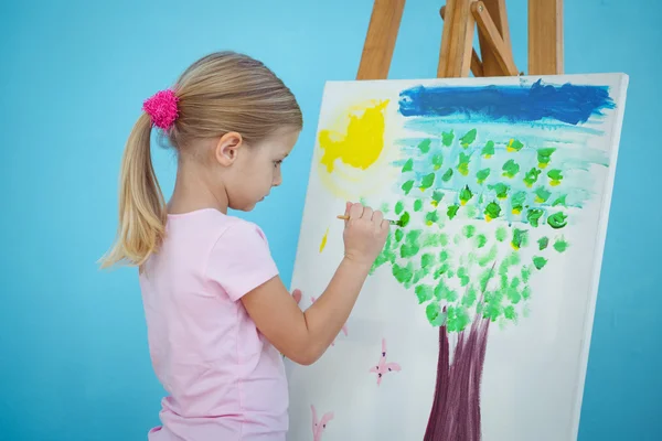 Счастливая девушка рисует свою картину — стоковое фото